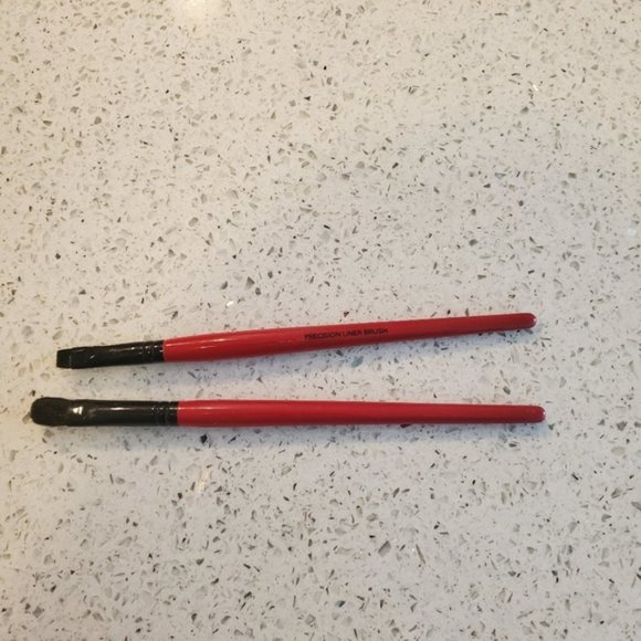 Set 2 Smashbox Brushes 28 Eye Liner Brush 32 Eyeshadow Makeup Cosmetic Red Black - Picture 2 of 7